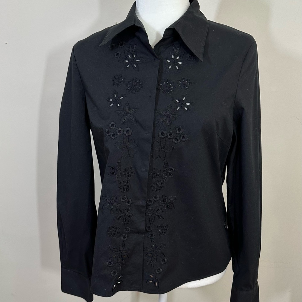 BCBGMAXAZRIA sz XL shirt in black with eyelet on the upper front - Picture 3 of 14